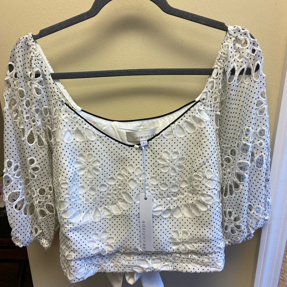 Beautiful white with black trim/ polka dot top - Picture 5 of 6